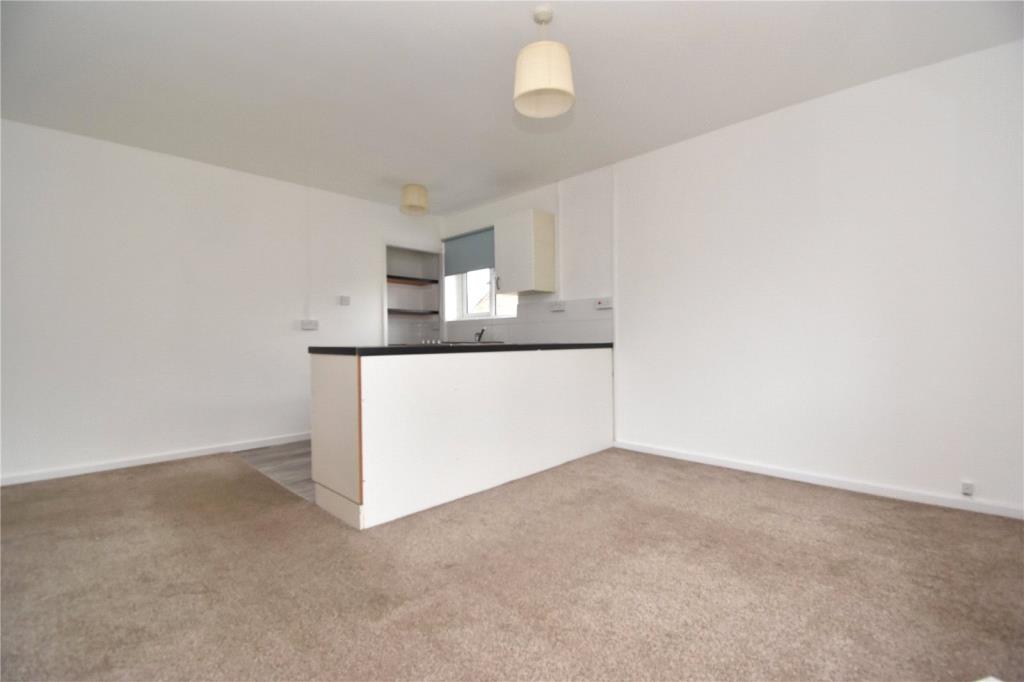 Lot: 113 - RESIDENTIAL INVESTMENT COMPRISING UNBROKEN FREEHOLD OF FOUR ONE-BEDROOM FLATS - Kitchen come reception room